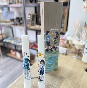 Χειροποίητο Πασχαλινό Σετ – Ξύλινο Κουτί Ζωγραφισμένο στο Χέρι & 2 Λαμπάδες με Παιδικό Ζευγάρι